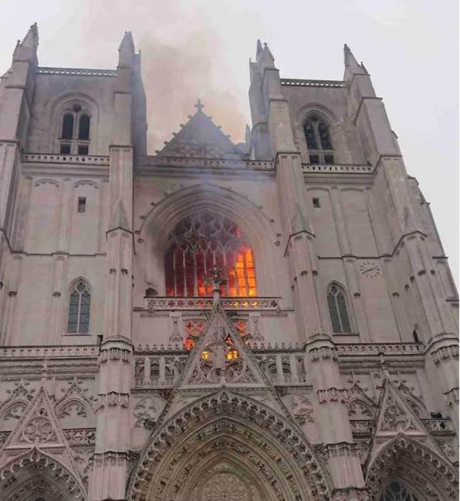 Shpërthen zjarri në katedralen e Nantës në Fr - Syri | Lajmi i fundit