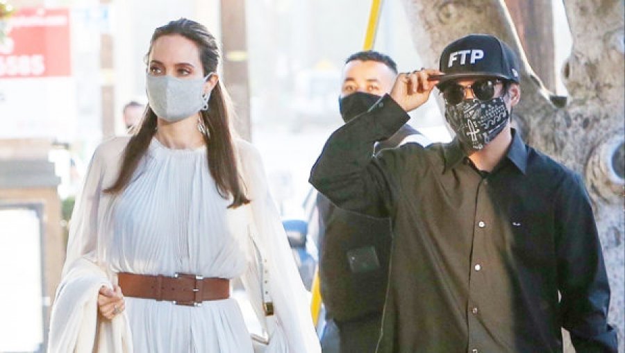 Gjithmonë e përkushtuar ndaj fëmijëve, Angelina Jolie fotografohet me maska me djalin në Los Angeles