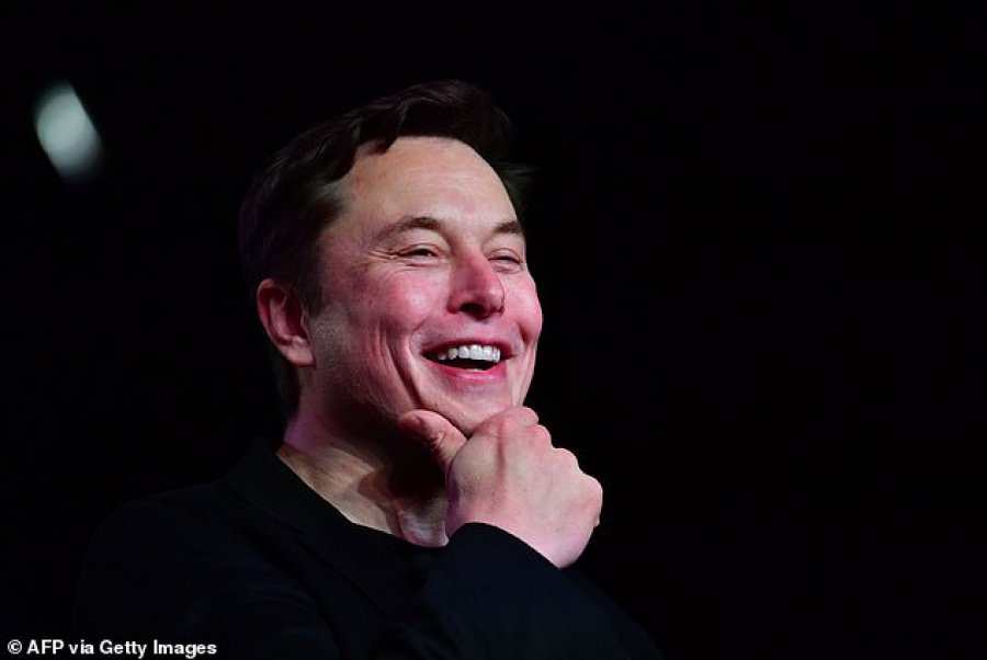 Elon Musk diskuton Neuralink, implanti në tru që kuron varësitë dhe depresionin