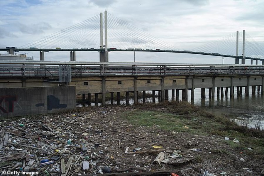 Lumi Tamiz mbushet me ndotje, ja sa plastikë gjendet në të
