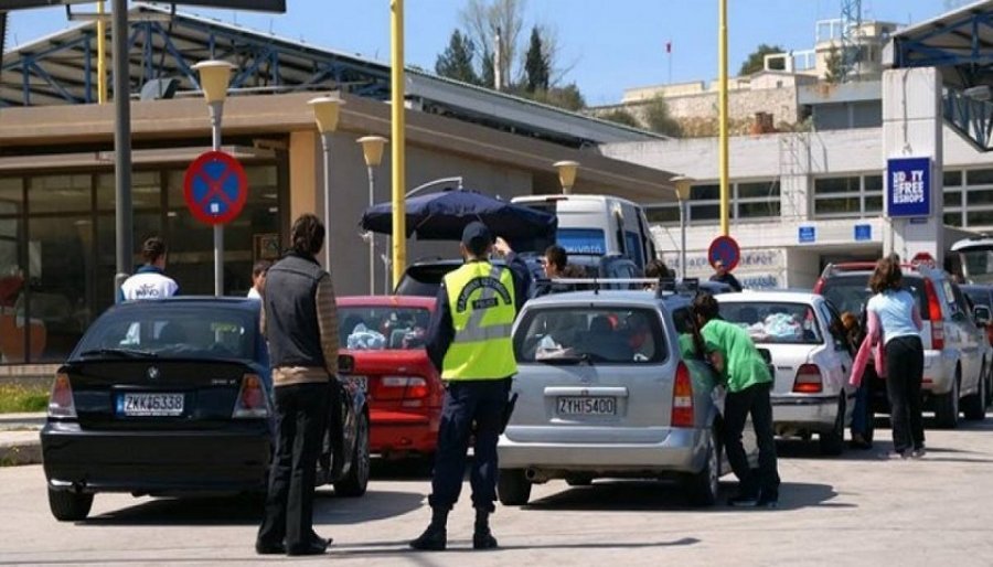 Probleme në doganat greke, qindra shqiptarë e të huaj bllokohen në kufi