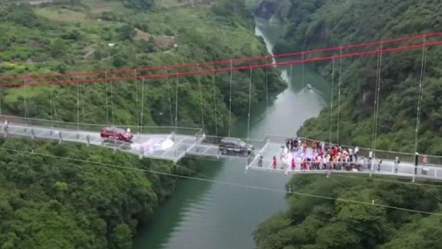 VIDEO/ Hapet për publikun ura më e madhe në botë prej xhami,imazhet janë befasuese
