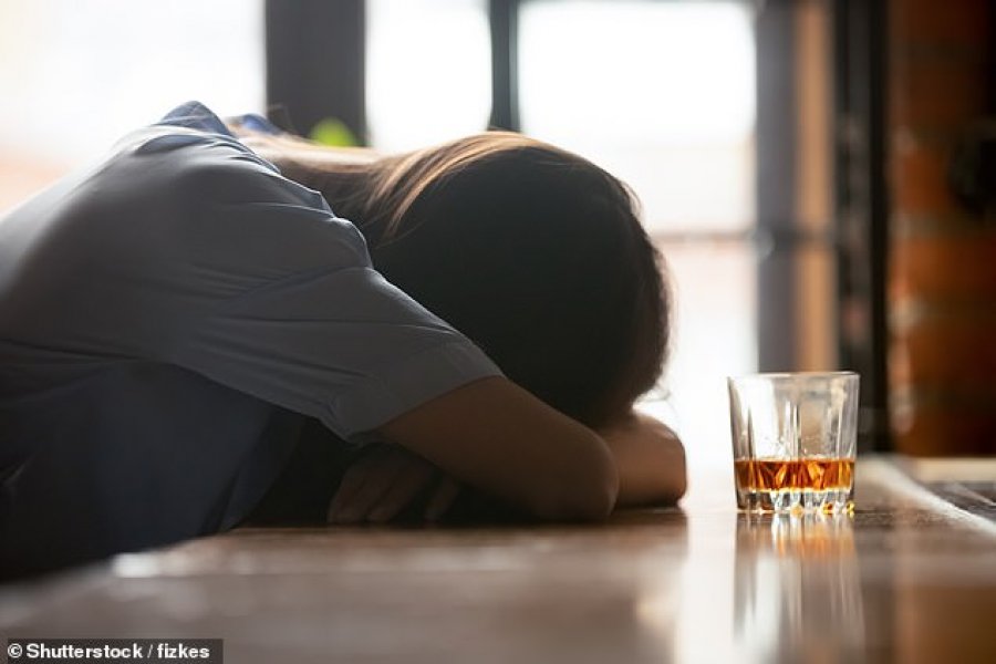 Pandemia i bëri të alkoolizuar, ja shifrat shqetësuese në Britani