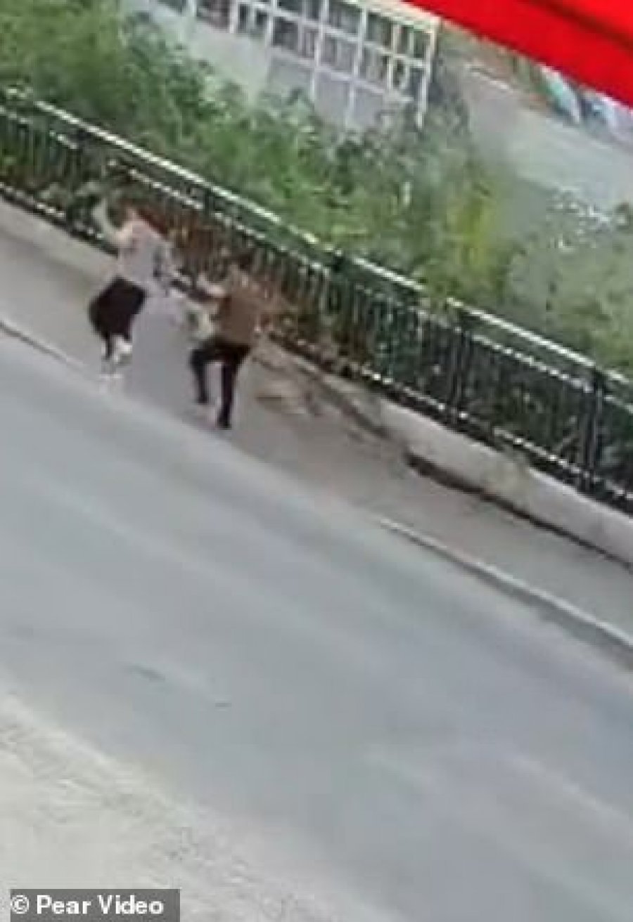 VIDEO/Tronditëse, bie trotuari, përpin dy këmbësoret