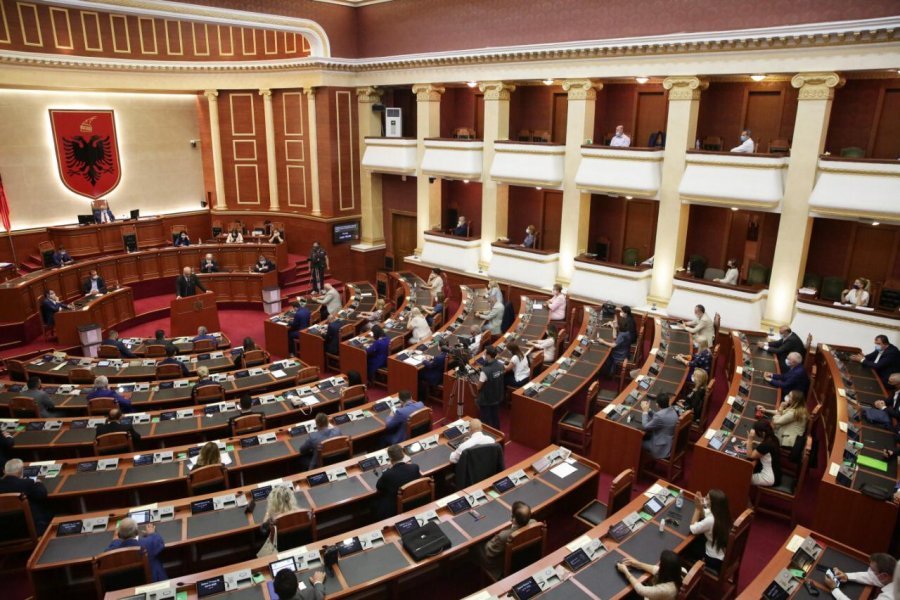 Deputetët mbi ligjin/ Komiteti i Ramës lejon grumbullimet në sallën e parlamentit