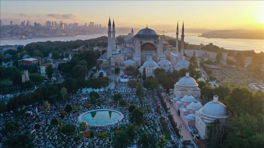 Stamboll/ Mbushet me besimtarë Xhamia e Madhe e Aja Sofia në faljen e namazit të Kurban Bajramit