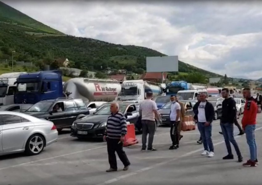 Pezullohet dezifektimi i kamionëve në kufirin Shqipëri-Kosovë