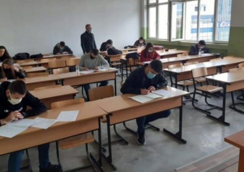 Ky universitet në Kosovë lejon studentët të mbajnë në salla provimet e prillit