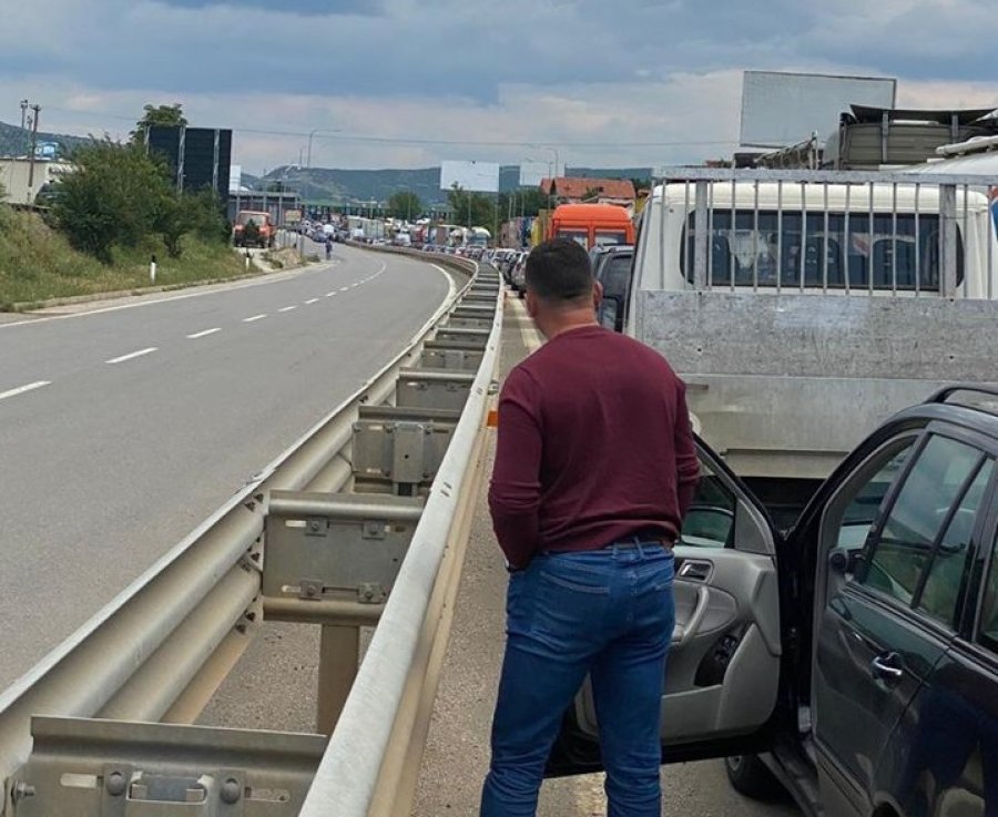 FOTOLAJM/ Shkon 10 km radha në pikën kufitare të Morinës, torturë në të dyja anët e kufirit
