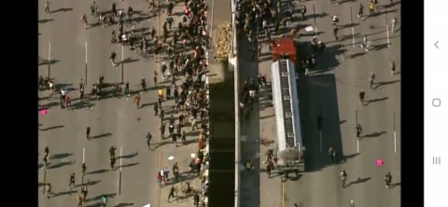 VIDEO/ Kamioni futet mes protestuesve në Mineapolis