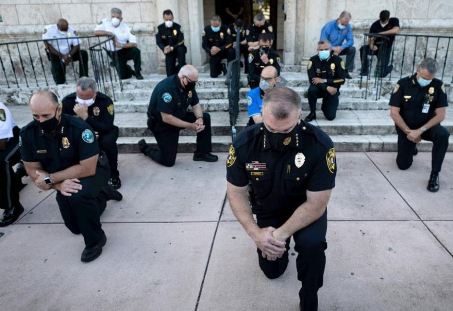 FOTO/ Të ulur në gjunjë, policët amerikanë kërkojnë falje për George Floyd