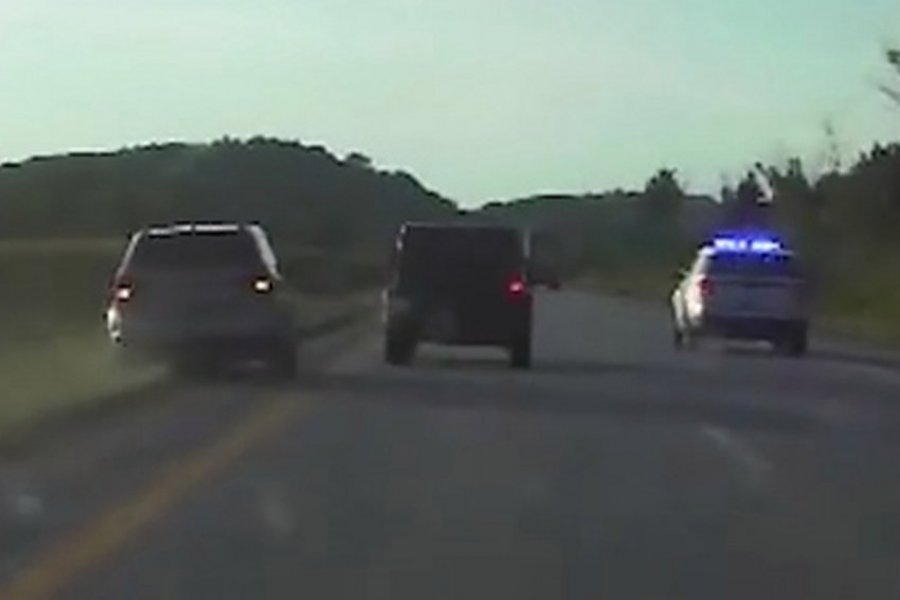 VIDEO/ Nuk frenonte dot makinën, shikoni momentin kur policët shpëtojnë 20-vjeçaren