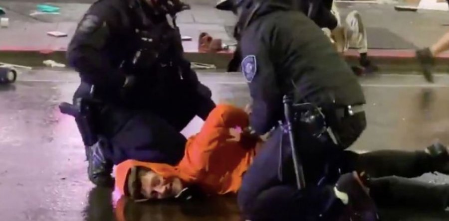 VIDEO/ Polici i vë këmbën që qafë protestuesit, kolegu ia heq...