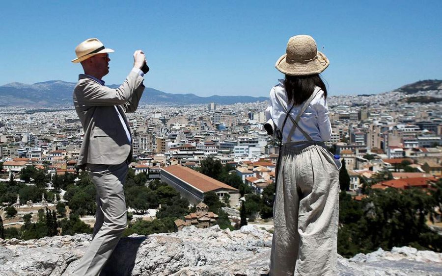 Greqia sqaron politikën e saj për turistët e të gjitha kombësive