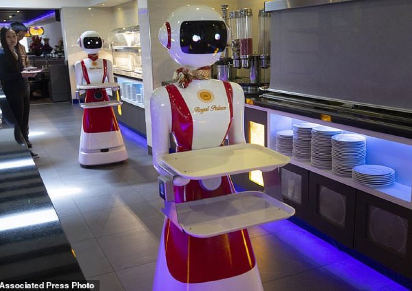 Restoranti hollandez 'punëson' robotë si kamarierë