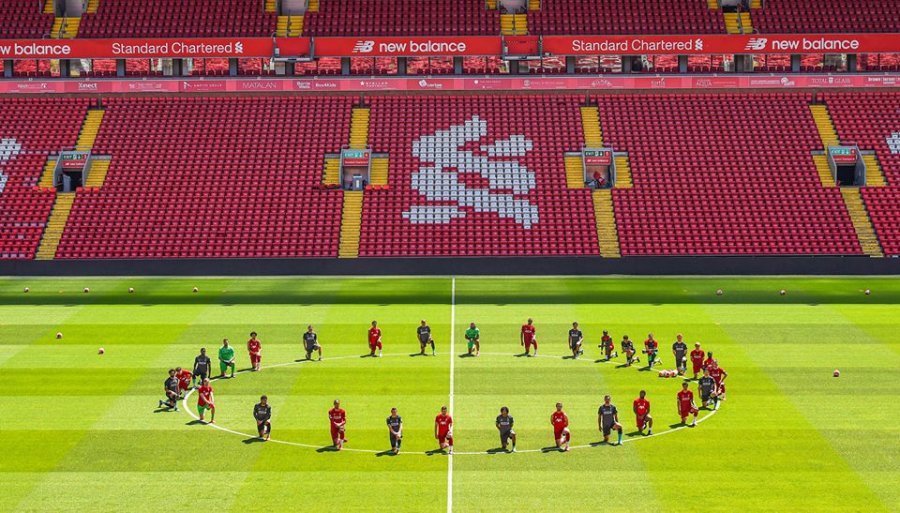 Futbollistët e Liverpoolit ulen në gjunjë, protesta për vdekjen e George Floyd