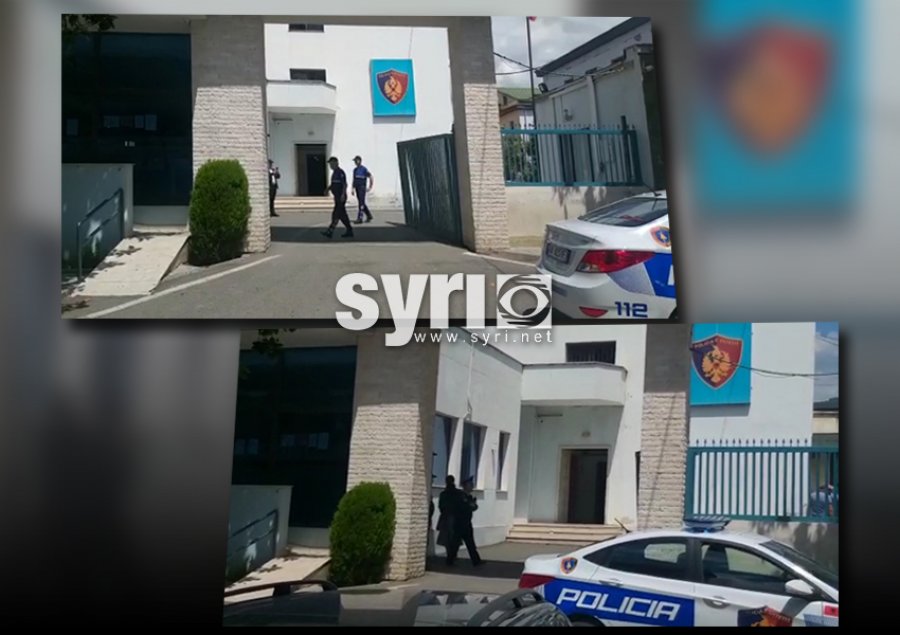 VIDEO/ Thyen me makinë derën e komisariatit, ishte i armatosur….