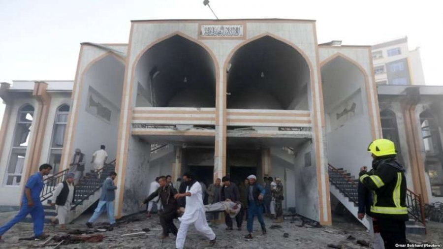 Vriten dy persona nga shpërthimi i një bombe në një xhami në Kabul