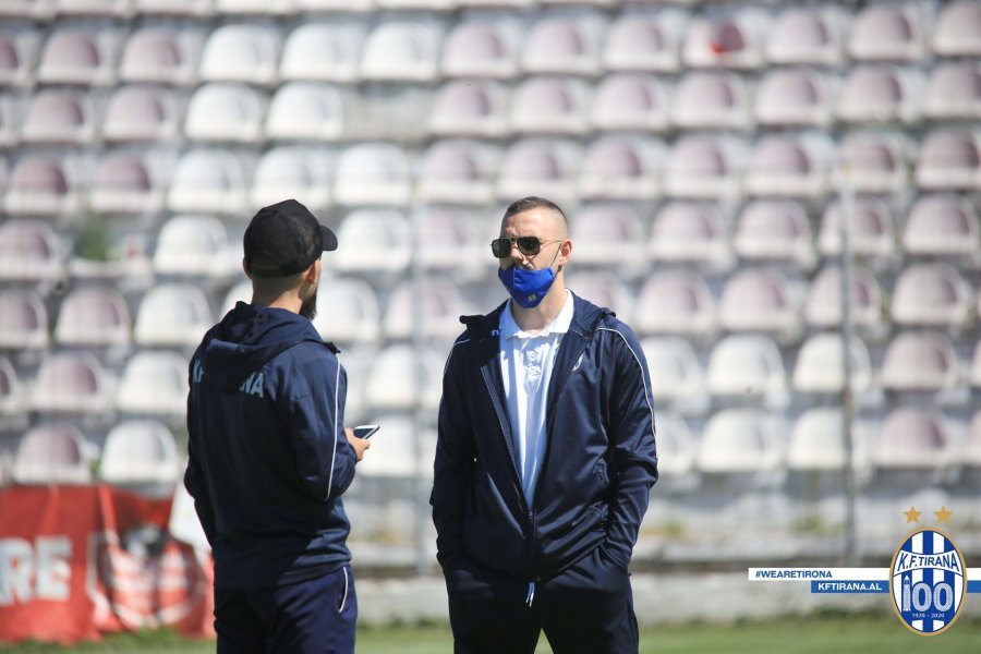 FOTO/ Lojtarët e Tiranës të pajisur me maska mbrojtëse duke pritur fillimin e sfidës me Bylisin