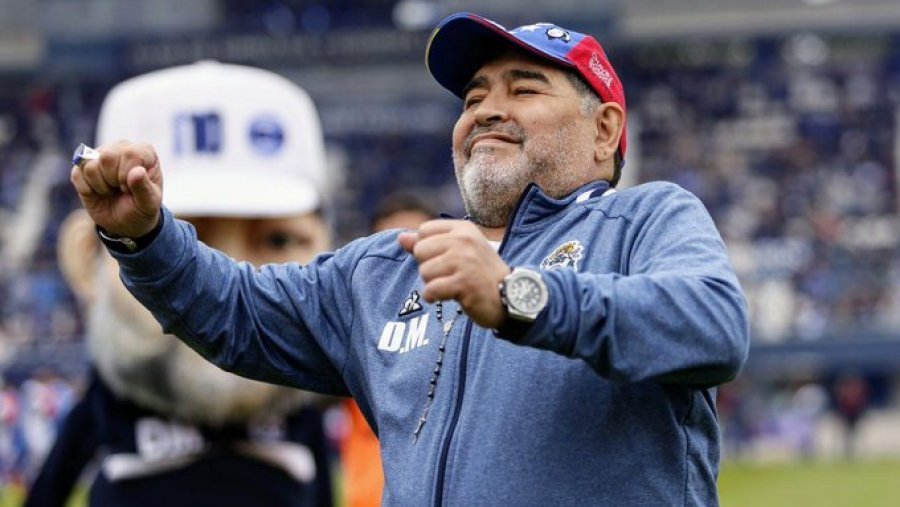 Zyrtare: Maradona zgjat kontratën me Gimnasia-n