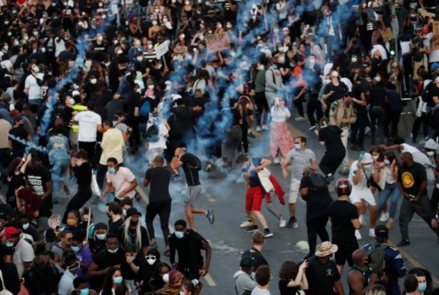 Policia franceze shpërndan turmën që përkujtonte vdekjen e të riut me ngjyrë