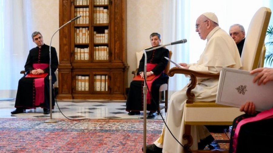 Papa: asnjë tolerancë për racizmin, por jo dhunë