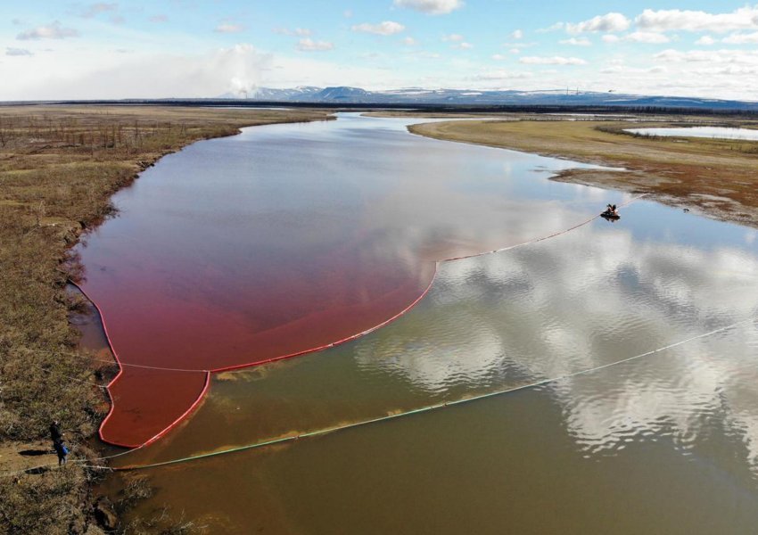 FOTO/ Rrjedhin 20 mijë ton naftë nga termocentrali në Rusi, lumi merr pamje tronditëse