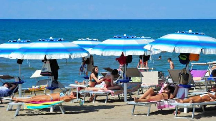 'Koha për të buzëqeshur' në Itali, lejohen udhëtimet, mbushen plazhet