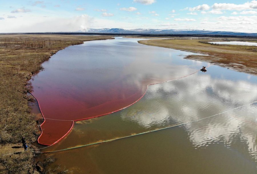 FOTO/ Rrjedhin 20 mijë ton naftë nga termocentrali në Rusi, lumi merr pamje tronditëse