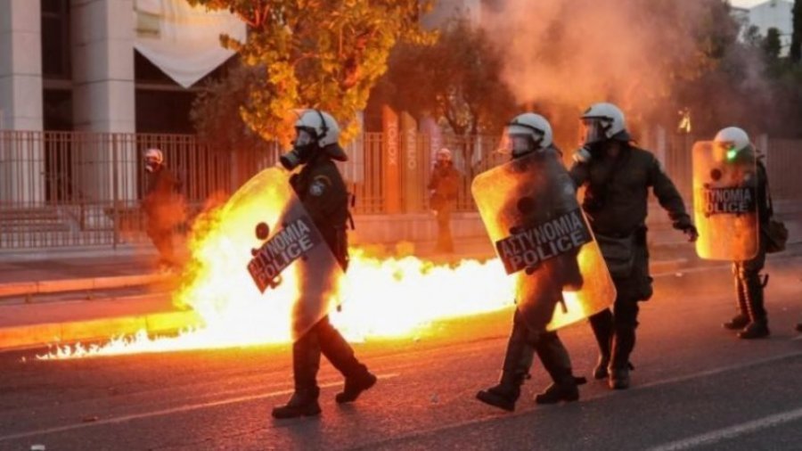 Protestuesit hedhin koktej molotov në afërsi të ambasadës amerikane në Athinë