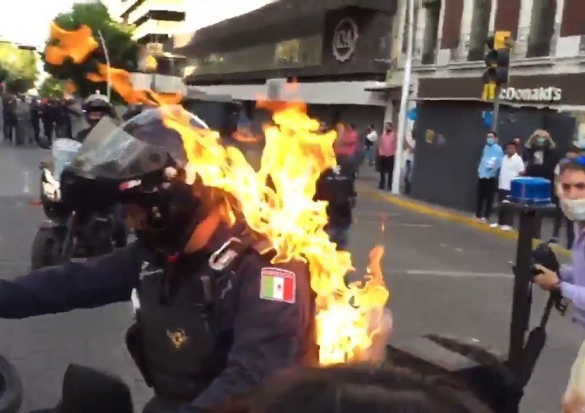 VIDEO/ Protestuesit i vendosin zjarrin policit, gjatë tubimeve të dhunshme  