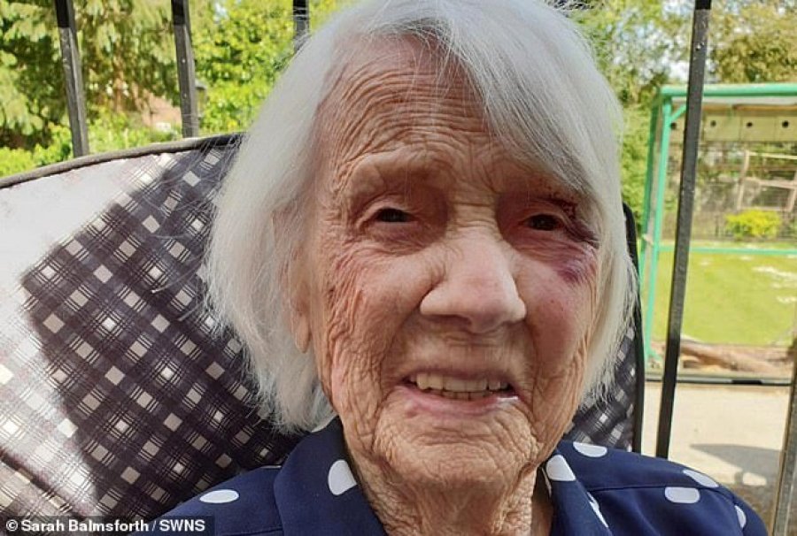 Gruaja 104 vjeçare tregon se i mbijetoi koronavirusit duke pirë shampanjë