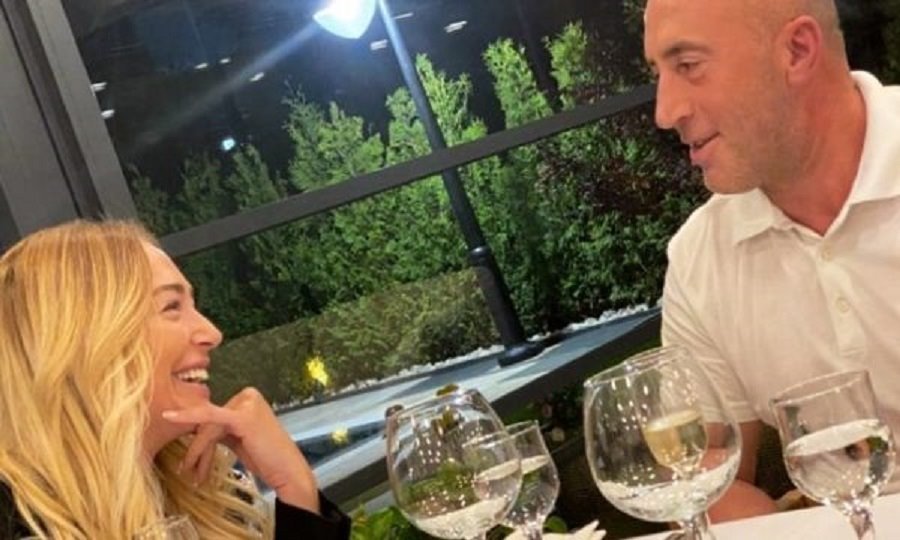 Të buzëqeshur pranë njëri-tjetrit, Anita i bën dedikim dashurie Ramush Haradinajt