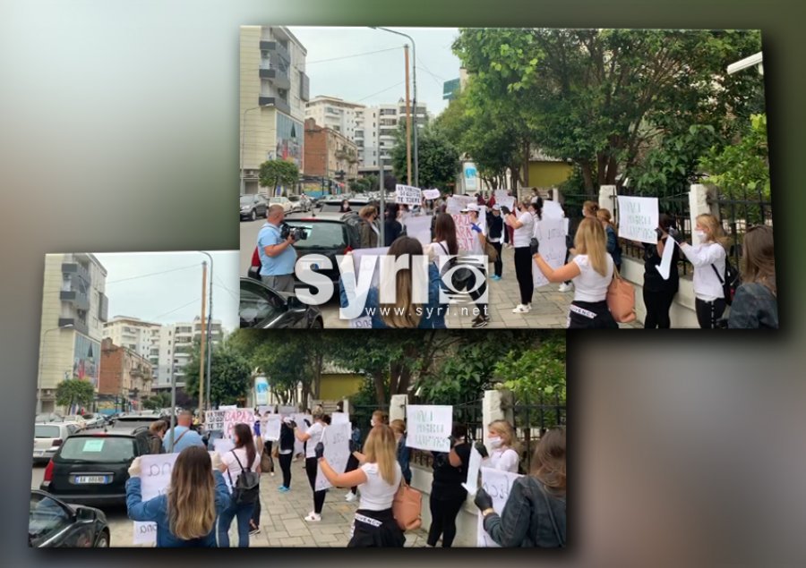 Protesta në Durrës, punonjëset kërkojnë pagën e luftës