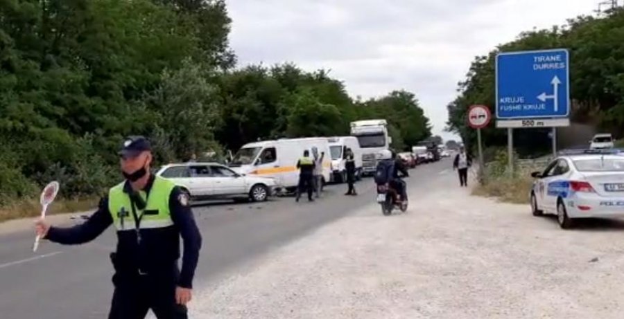 VIDEO/ Perplasen dy makina në Fushë Krujë - Milot