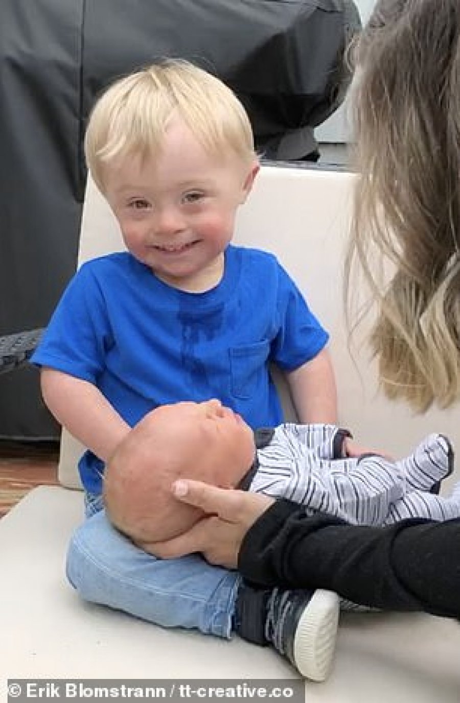 VIDEO/Momenti prekës, djali me sindromën Down takon të vëllanë për herë të parë