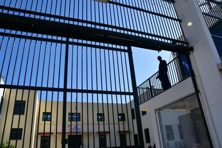 Armë dhe celularë në burgun e Koridallosit: Incident me sms gjatë kontrollit