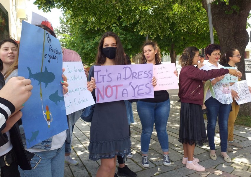 Femrat në Sarandë dhe Korçë protestojnë: Dënime më të ashpra për pedofilët dhe përdhunuesit