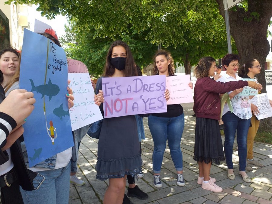 Femrat në Sarandë dhe Korçë protestojnë: Dënime më të ashpra për pedofilët dhe përdhunuesit