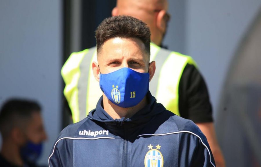 Tirana kryen testimet për Covid-19, futbollisti i bardhebluve publikon pamjet