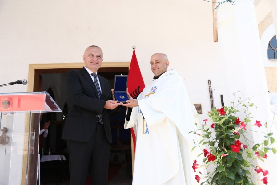 Meta vlerëson Famullinë e Shën Mhillit me dekoratën e lartë 'Nënë Tereza'