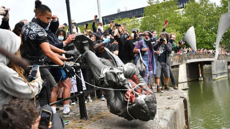 VIDEO/ Protestuesit anti-racizëm në Britani dhunojnë statujën e epokës koloniale 
