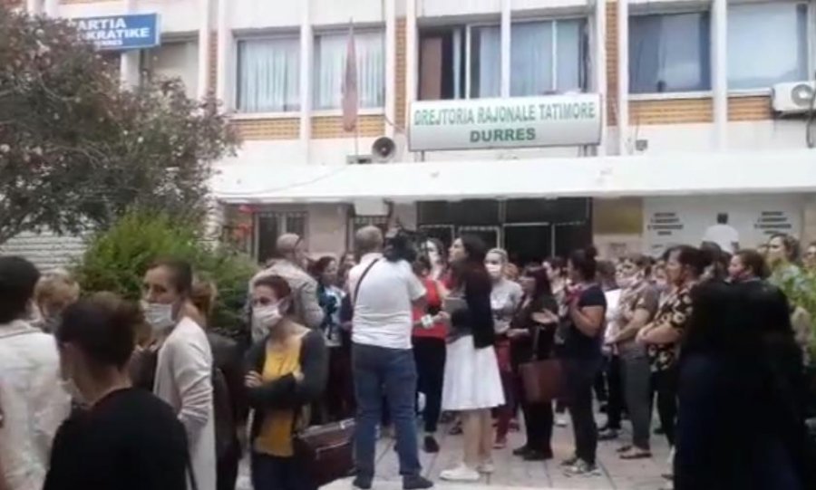 VIDEO/ Protesta e punonjësve të fasonerive në Durrës, kërkojnë pagën e luftës