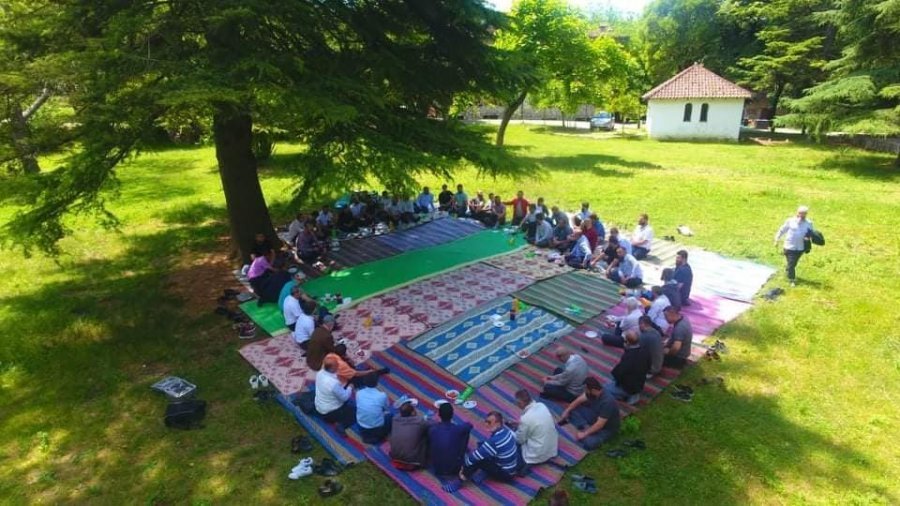 Hoxhallarët e Tiranës dalin për piknik