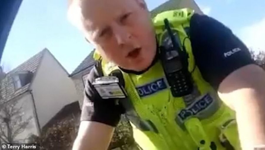 VIDEO/Filmimi që zemëroi botën, polici ndalon shoferin për shkak të ngjyrës 