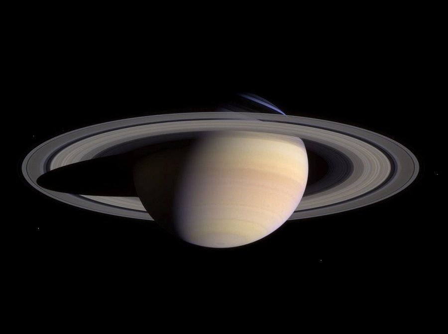 Hëna më e madhe e Saturnit po largohet prej tij 100 herë më shpejtë se mendohej