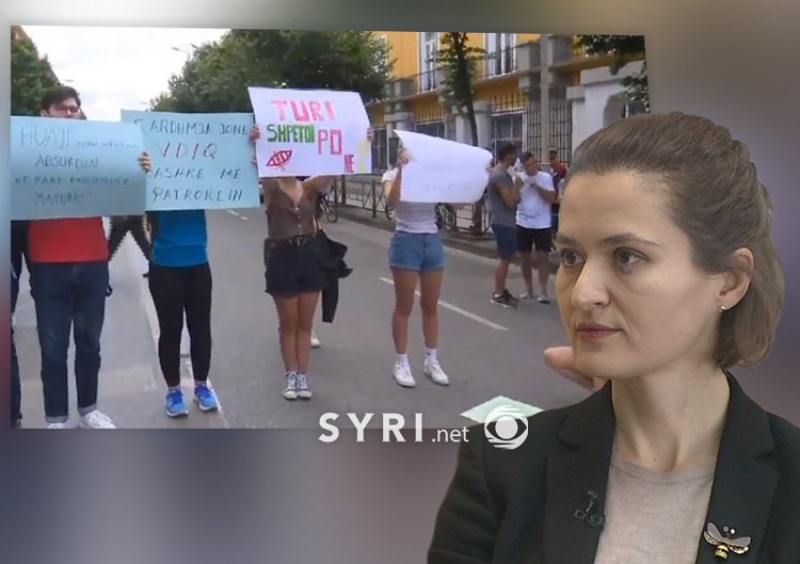 Provimet, maturantët protestojnë para Ministrisë për 'pyetjet pa lidhje'