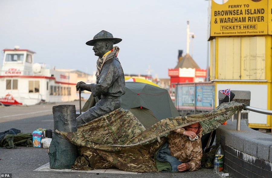 Kamp pranë statujës, dy burrat e mbrojnë nga protestuesit