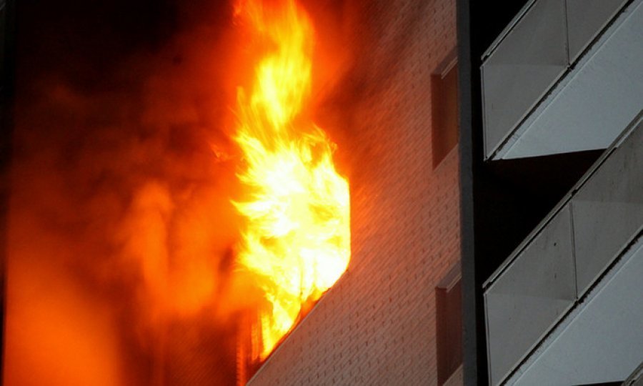 Zjarr në katin e gjashtë të një pallati në Tiranë