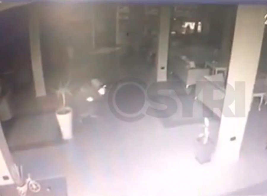 Vrasja e dyfishtë në Laç/ Mes vrasësit dhe viktimave ka patur shkëmbim zjarri, atentatori tërhiqet zvarrë nga bashkëpunëtorët